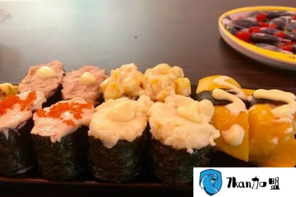 十种寿司的制作方法，女白领来樱花寿司能学到的可不止10种-餐饮商机网